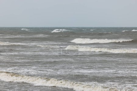 Foto de Big sea wave crashing at coastline - Imagen libre de derechos