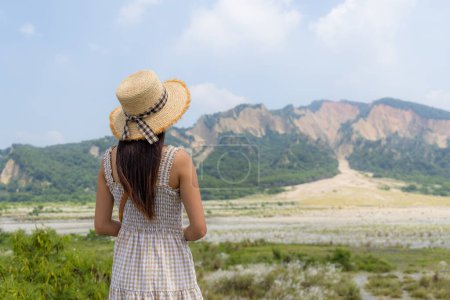 Foto de Mujer viajera mira la montaña Huoyan en Taichung de Taiwán - Imagen libre de derechos