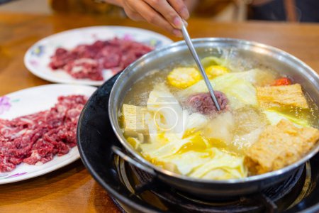 Téléchargez les photos : Tranche de bœuf cru frais chaudron à Taiwan - en image libre de droit
