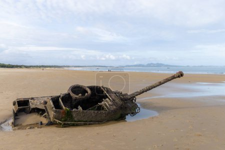Téléchargez les photos : Abandoned army tank M18 Hellcat on Oucuo Beach in Kinmen Island - en image libre de droit