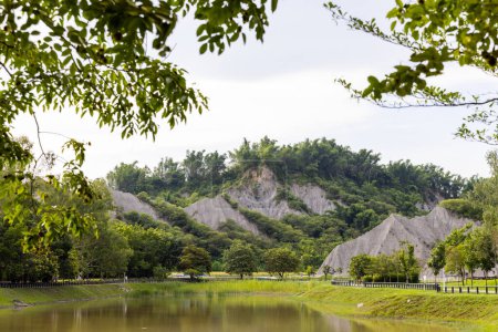 Téléchargez les photos : Badlands paysage géologique de Tianliao monde lunaire à Kaohsiung, Taiwan - en image libre de droit