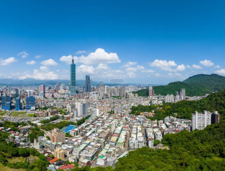 Foto de Taipei, Taiwán - 28 de septiembre de 2023: Vista superior del horizonte de la ciudad de Taipei - Imagen libre de derechos