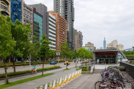 Foto de Taipéi, Taiwán - 01 de mayo de 2023: Taipéi ciudad con estación de metro - Imagen libre de derechos