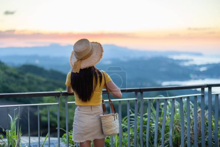 Téléchargez les photos : Voyage femme visiter Jiufen village sur la montagne à Taiwan - en image libre de droit