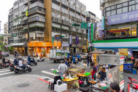 Foto de Taipei, Taiwán - 12 de mayo de 2023: Taipei city street in Gongguan district - Imagen libre de derechos