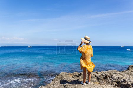 Téléchargez les photos : Femme debout à côté de la mer bleue - en image libre de droit