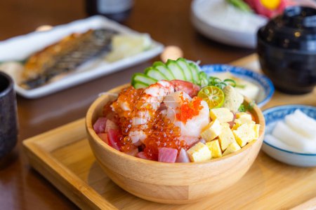 Foto de Sashimi japonés fresco en tazón de arroz - Imagen libre de derechos