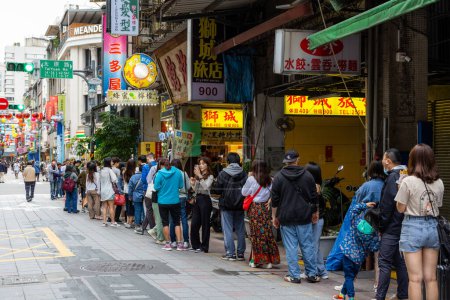 Téléchargez les photos : Taipei, Taiwan - 30 avril 2023 : Un célèbre magasin de desserts avec beaucoup de monde fait la queue dans la rue - en image libre de droit