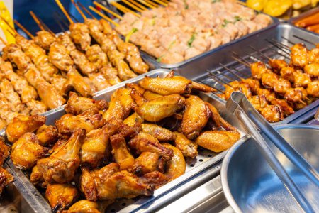 Téléchargez les photos : Broche à viande différente dans le marché de rue - en image libre de droit