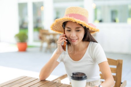 Téléchargez les photos : Femme parler au téléphone portable dans le café - en image libre de droit