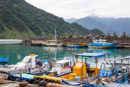 Foto de Taiwán - 15 de mayo de 2023: puerto pesquero de Fenniaolin con un montón de barco de pesca - Imagen libre de derechos