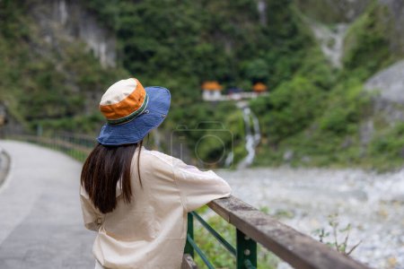 Téléchargez les photos : Voyage femme faire de la randonnée à Taiwan Taroko National Park à Taiwan - en image libre de droit