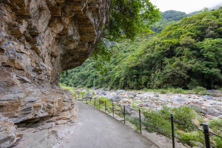 Téléchargez les photos : Beau sentier de randonnée à Hualien taroko Gorge Shakadang - en image libre de droit