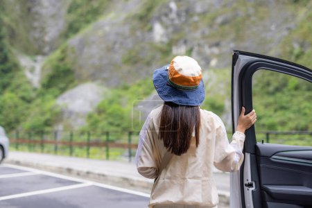 Téléchargez les photos : Femme aller au paysage avec sa voiture, concept de voyage - en image libre de droit