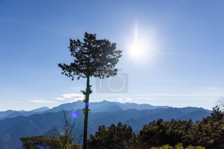Foto de Vista panorámica de la montaña en un día soleado - Imagen libre de derechos