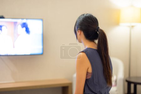 Foto de Mujer ver la televisión en casa por la noche - Imagen libre de derechos