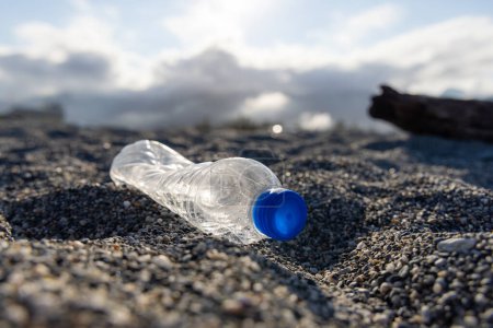 Téléchargez les photos : Poubelle bouteille en plastique sur la plage, concept de problème de pollution - en image libre de droit