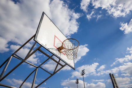 Téléchargez les photos : Cage de basket avec ciel bleu - en image libre de droit