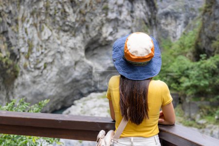 Téléchargez les photos : Touriste Femme aller randonnée dans le parc national de Taroko à Hualien de Taiwan - en image libre de droit