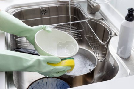 Foto de Lavar el plato en la cocina - Imagen libre de derechos