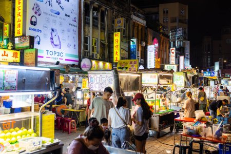 Foto de Taipéi, Taiwán - 29 de mayo de 2023: Mercado nocturno de Ningxia en la ciudad de Taipéi - Imagen libre de derechos