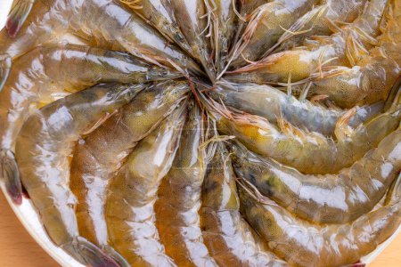 Téléchargez les photos : Crus frais de crevettes sur l'assiette - en image libre de droit