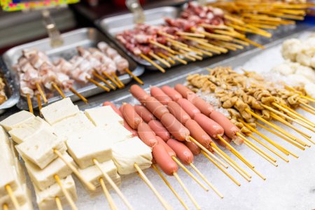 Téléchargez les photos : Différentes brochettes de viande et de tofu dans le marché de rue de Taiwan - en image libre de droit