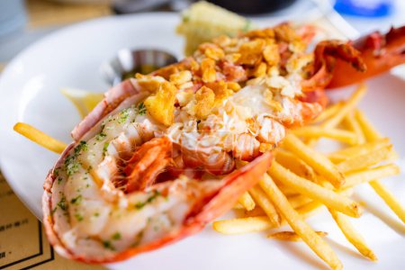 Téléchargez les photos : Griller le homard avec des frites - en image libre de droit