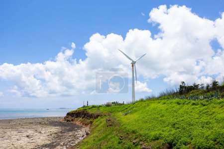 Foto de Wind turbine at the seaside - Imagen libre de derechos