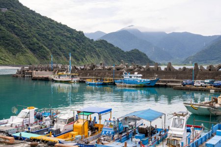 Foto de Taiwán - 15 de mayo de 2023: puerto pesquero de Fenniaolin con un montón de barco de pesca - Imagen libre de derechos
