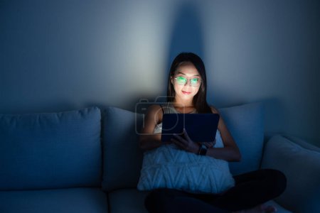 Foto de Mujer leer en tableta digital con gafas - Imagen libre de derechos