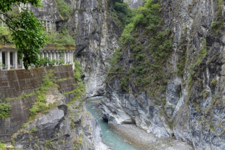 Téléchargez les photos : Rivière Liwu sereine et tranquille dans les gorges de Hualien Taroko - en image libre de droit
