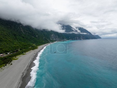 Téléchargez les photos : Vue du dessus de la plage de la mer d'Hualien - en image libre de droit