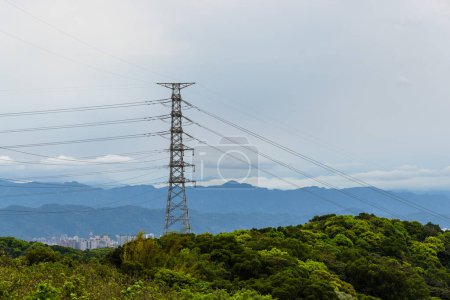 Foto de Torre de alto voltaje con fondo de cielo azul - Imagen libre de derechos