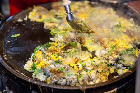 Téléchargez les photos : Cuisiner Taiwan célèbre omelette aux huîtres dans un magasin d'aliments locaux - en image libre de droit