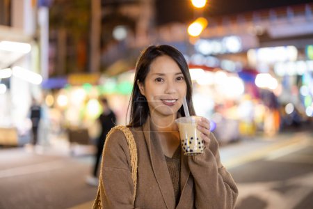 Foto de Bebida de mujer con té de leche Bubble en el mercado callejero - Imagen libre de derechos