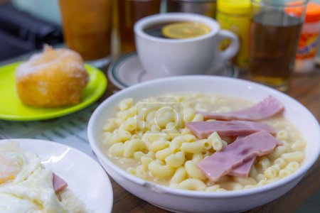 Téléchargez les photos : Macaroni au jambon au restaurant - en image libre de droit