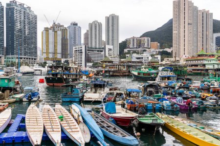 Foto de Hong Kong - 31 de enero de 2022: puerto pesquero de Ap Lei Chau en Hong Kong - Imagen libre de derechos