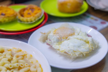 Téléchargez les photos : Macaronis avec sandwich aux œufs - en image libre de droit