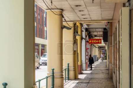Foto de Macao - 30 de junio de 2023: Calle de la ciudad vieja de Macao - Imagen libre de derechos