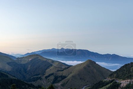Téléchargez les photos : Hehuanshan in Nantou county of taiwan, Taroko national park with beautiful scenery green mountain - en image libre de droit