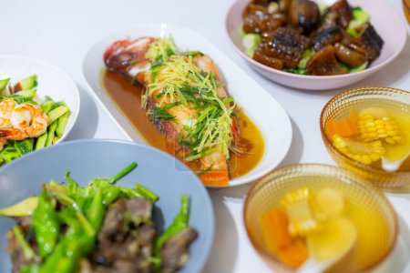 Foto de Cena familiar china con comida asiática - Imagen libre de derechos