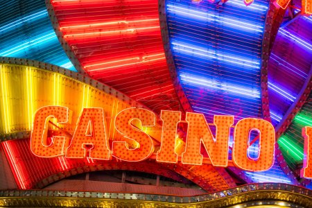 Téléchargez les photos : Neon casino sign lit up over the building at night - en image libre de droit