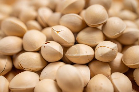 Téléchargez les photos : Pile of ginkgo seed nut close up - en image libre de droit