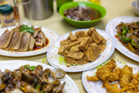 Téléchargez les photos : Cuisine asiatique sauce soja braisée avec tranche d'oie et de tofu, célèbre à Hong Kong - en image libre de droit