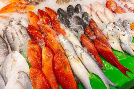 Téléchargez les photos : Fresh raw fish selling in wet market - en image libre de droit