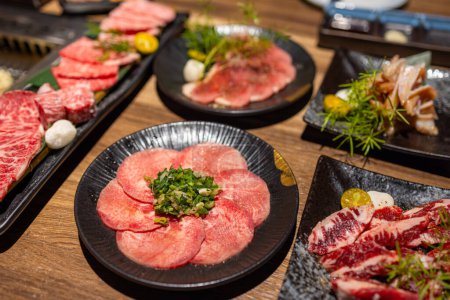 Foto de Rebanada de carne fresca de res en el restaurante de parrilla japonés - Imagen libre de derechos