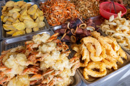 Téléchargez les photos : Viande de poisson frite dans la stalle de la rue à Taiwan magasin d'aliments locaux - en image libre de droit