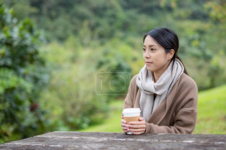 Téléchargez les photos : Femme sentir si froid et tenir avec du café chaud - en image libre de droit