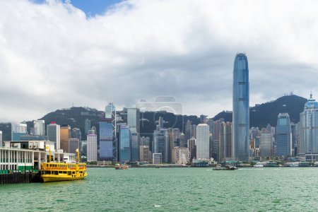 Téléchargez les photos : Hong Kong - 20 juin 2023 : Hong Kong Star ferry dans le district de Tsim Sha Tsui - en image libre de droit